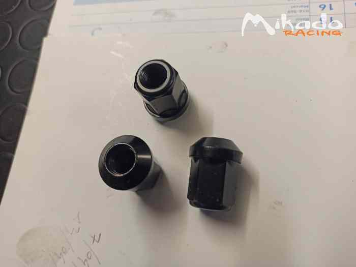 Moyeux r 5 turbo arrière avec goujons – photo 4 sur 6