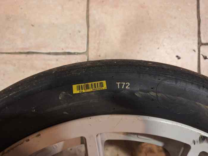 Pneu pirelli 1