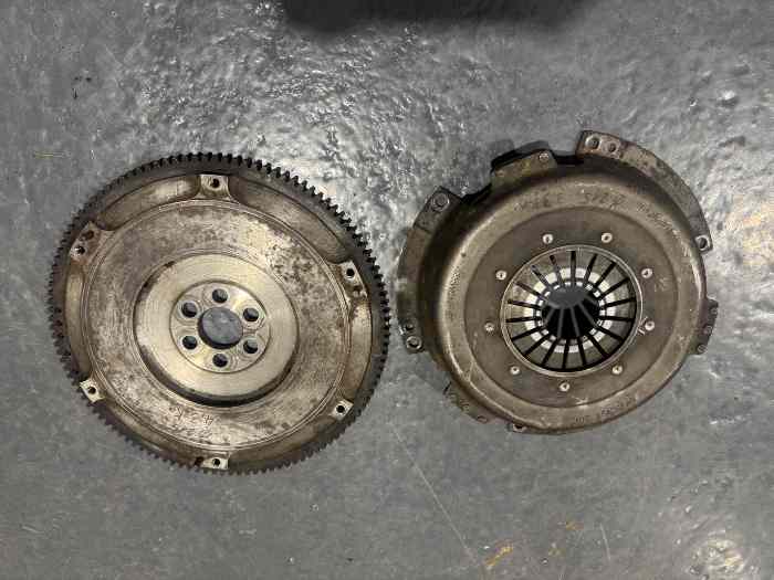 Volant moteur et mecanisme embraya ale...