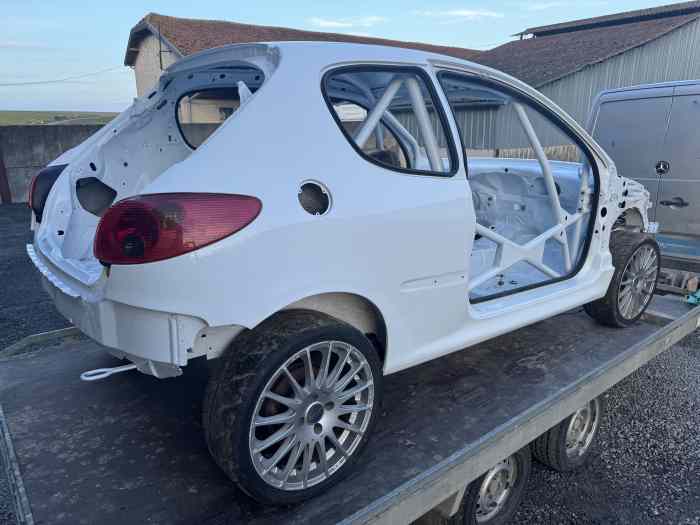 Caisse 206 arceautée sur roues avec ouvrants et pieces diverses 1