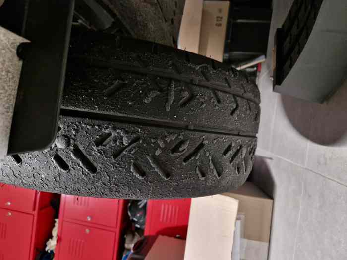 5 Pneus hoosier en 16 neuf de 2025 2