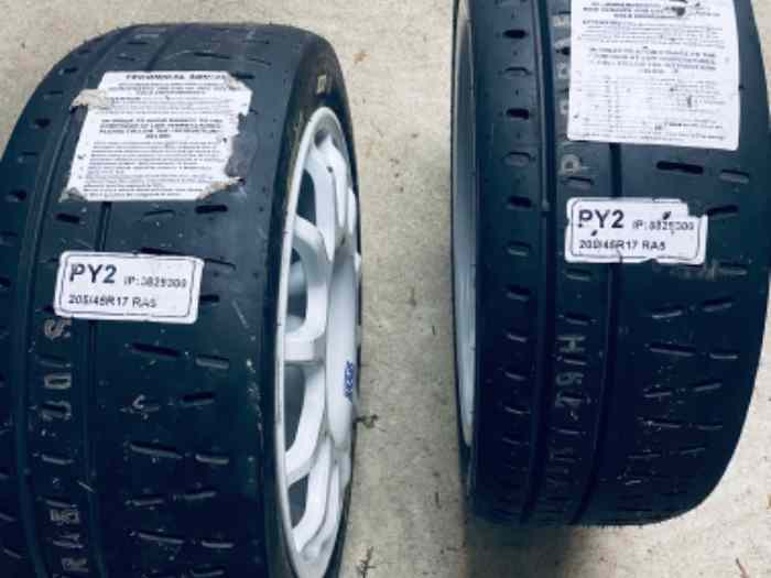 2 pneus Pirelli neuf 17 RA5