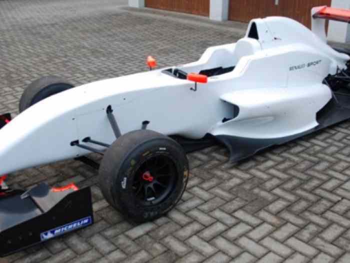 Des pièces de rechange Formula Renault...