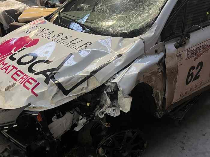 Clio RC5 neuve accidenté