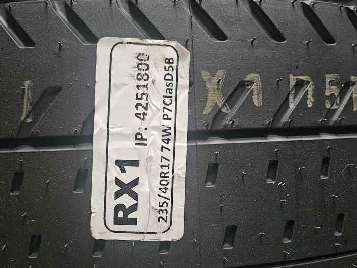 4 pirreli vhc neuf D5B 235/40/17 1