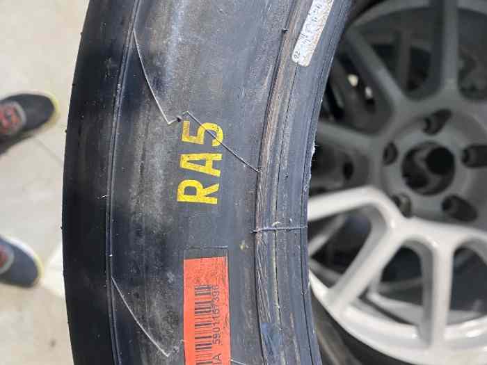 Pneus Pirelli Neuf RA5 dur 18 pouces 1