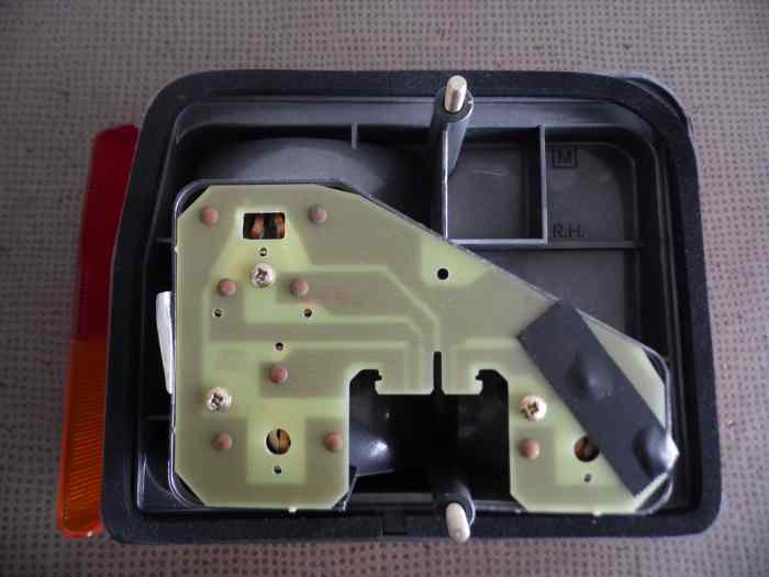 FEU ARRIERE DROIT AUSTIN / MG METRO 4