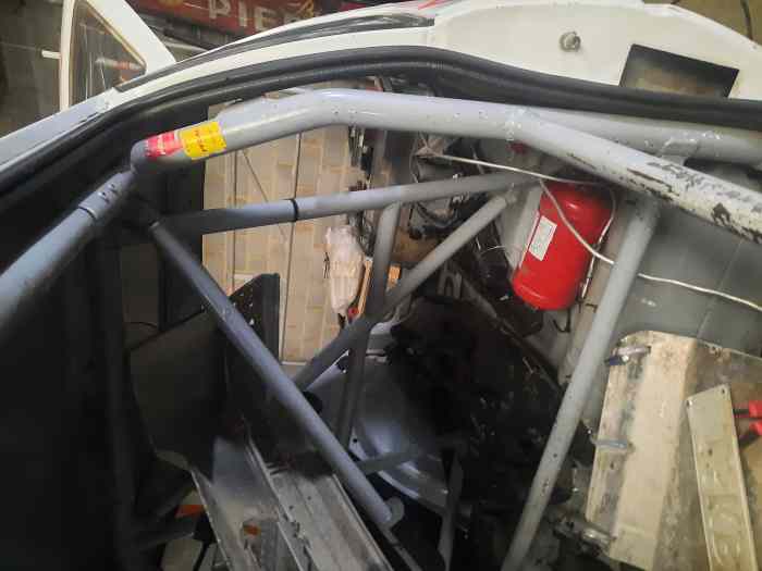 Caisse peugeot 205 gti avec arceau avec carte grise 1