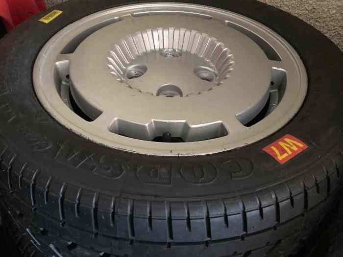 Pneus Pirelli sur jantes