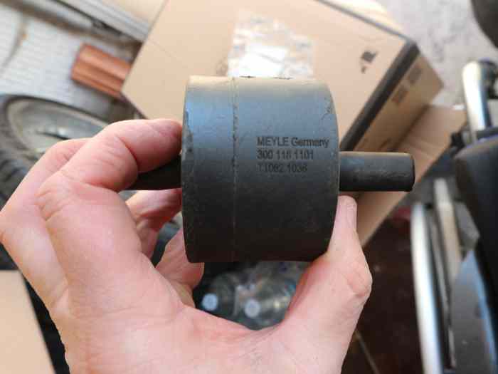 deux silent bloc d origine pour bmw e21 ref. 3001181101 MEYLE 1