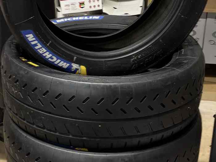 vends pneus michelin neufs VENDU
