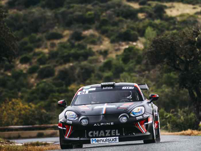 Tres belle ALPINE RGT cause rallye terre 4