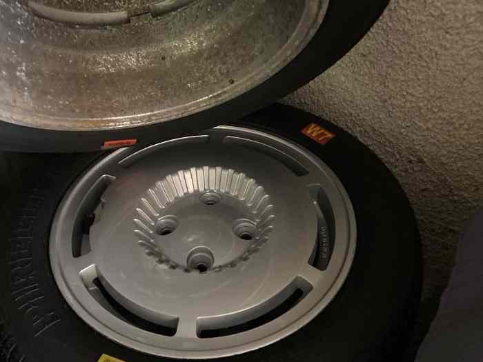 Pneus Pirelli sur jantes 1