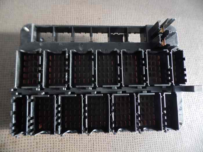 PLATINE PORTE FUSIBLES ET RELAIS 94461011000 PORSCHE 944-2 3