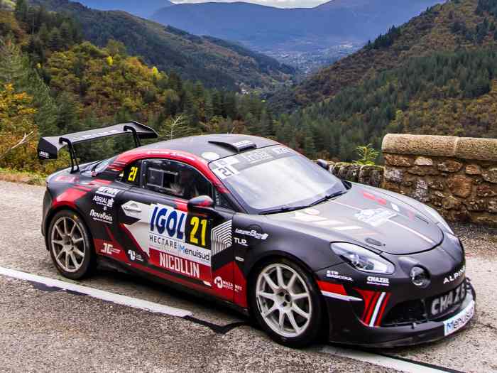 Tres belle ALPINE RGT cause rallye ter...