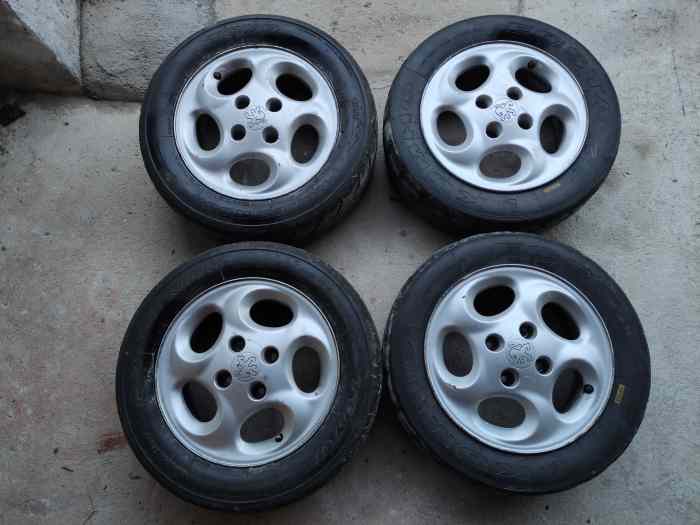 4 pneus R14 slicks sur jantes Peugeot