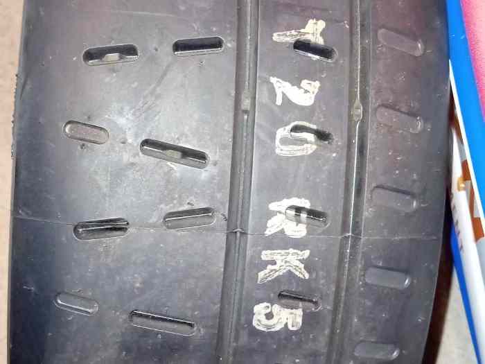 vds 2 pneus neuf en 15 pirelli RK5