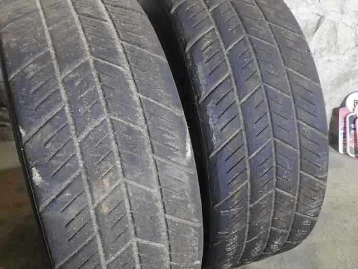 2 pneus pluies kumho TW02 15p a finir