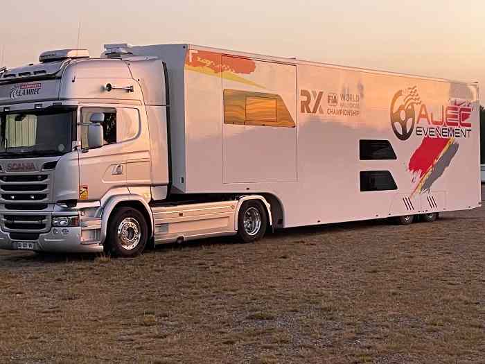 Motor home trailer