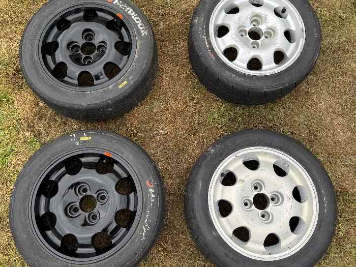 4 pneus Hankook T72 en très bon état s...