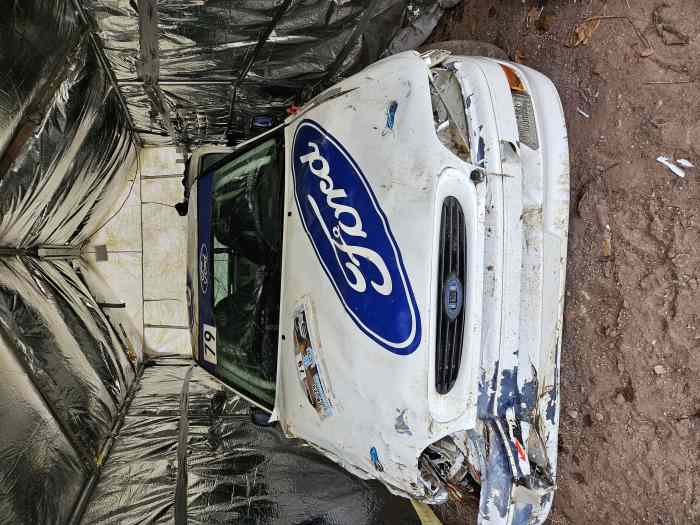 Vend voiture de rallye accidenté