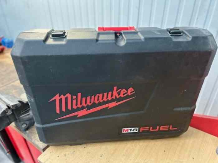 Perceuse Magnétique MILWAUKEE M18 FMDP-502C 1