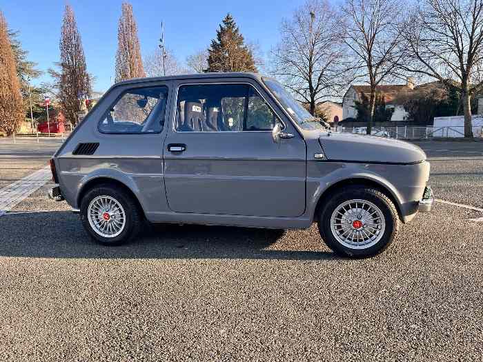 Fiat 126 de collection avec préparatio...