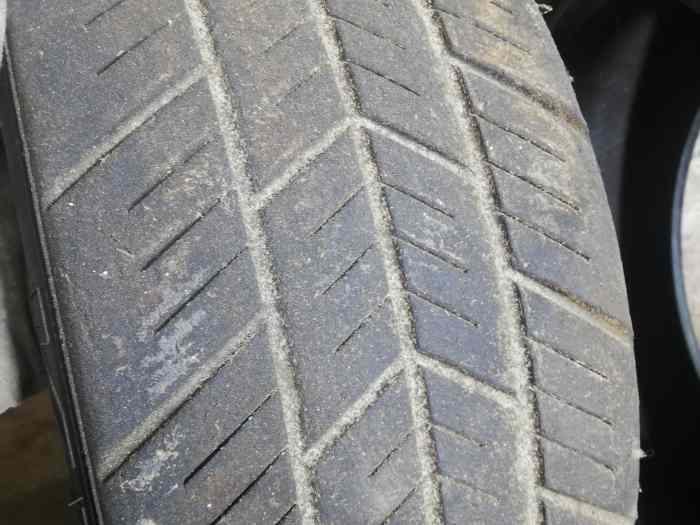 2 pneus pluies kumho TW02 15p a finir 1