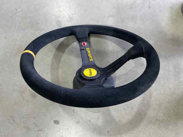 Volant SABELT 3 branches avec adaptateur de moyeu MOMO pour Mitsubishi Lancer Evolution 2