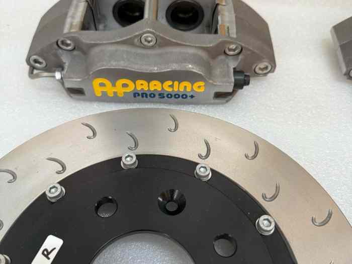 Kit Freinage AP RACING avec RC6 pour PEUGEOT et CITROEN entraxe 4 x 108. 1