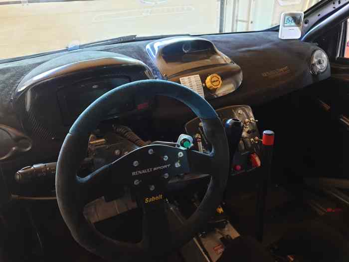 A vendre clio R3 max accidentée. 3