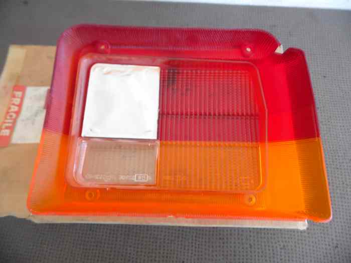 CABOCHON FEU ARRIERE GAUCHE AUSTIN ROVER / MG METRO 2