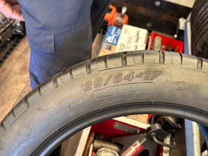 4 pneus Michelin 17 modèles M P512 Pilot Sport Compétition pluie neufs à 1200 €. 1