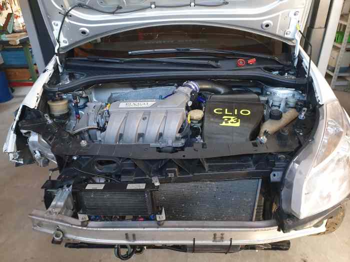 A vendre clio R3 max accidentée. 2