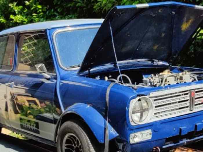 Austin mini 1275 GT sur roues
