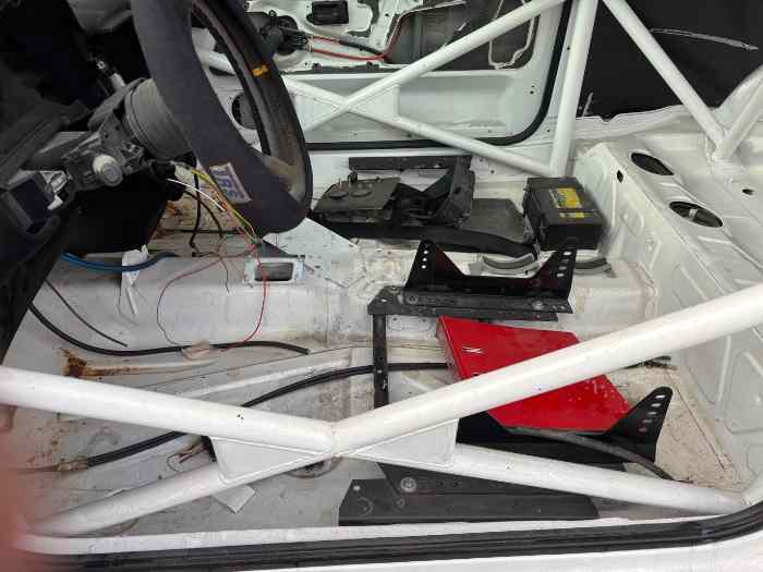 Peugeot 106 caisse et carosserie avec arceau sparco multipoint 2