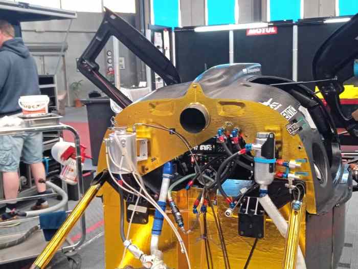 Affaire rare...Kit carrosserie P320 + 2 moteurs V50+... 1