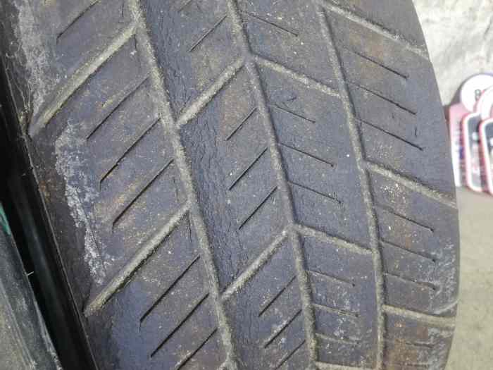 2 pneus pluies kumho TW02 15p a finir 2