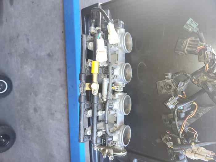 Rampe d injection 1000 gsxr k5 ( 1 ranger de papillon supprimer) 2