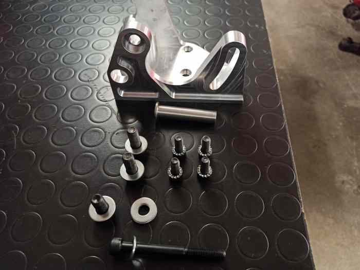 Support pompe direction assistée r11 Turbo 1