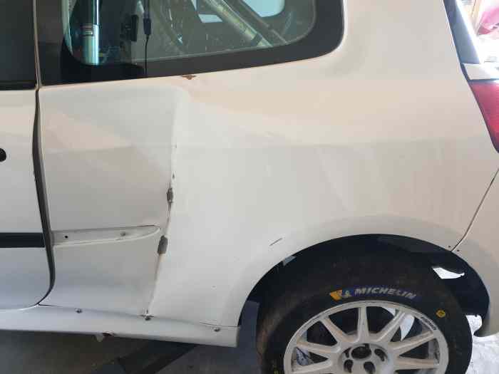 A vendre clio R3 max accidentée. 0