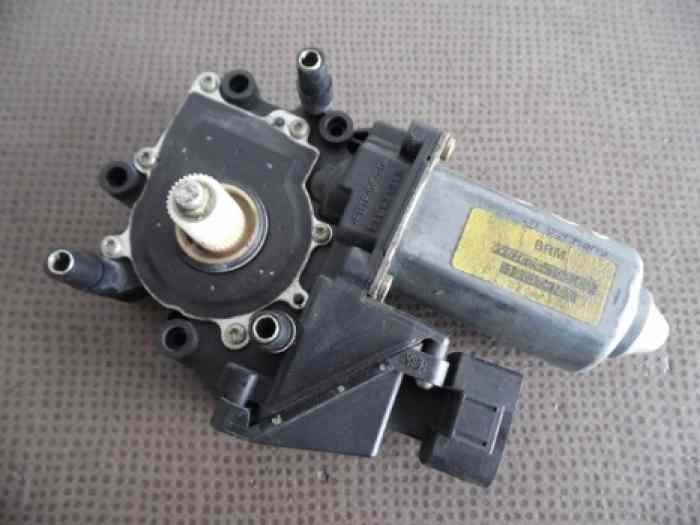 MOTEUR LEVE-VITRE AVANT DROIT 99662410...