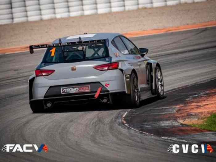Cupra WTCR con ligero golpe 2