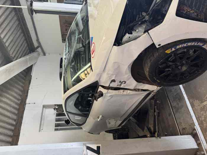 Clio rally 5 (RC5) accidenté