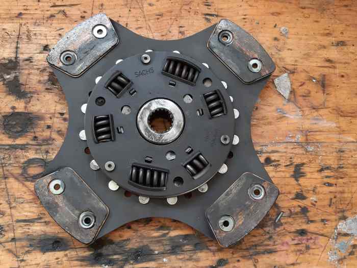Disque embrayage 4 patins SACHS Peugeot 206 RC (18 cannelures D228mm) - à réfectionner 1