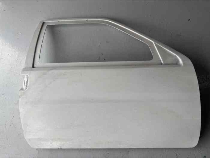 Puerta izquierda citroen saxo ligera de fibra de vidrio para competición 0