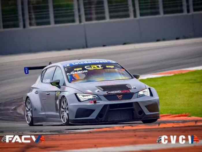 Cupra WTCR con ligero golpe