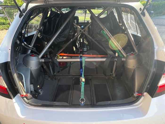 Skoda Fabia R5 Ready-to-race and up-to-date incl. parts 4