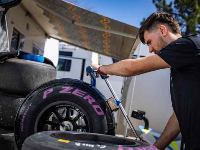 Pneus Pirelli violet et rouge