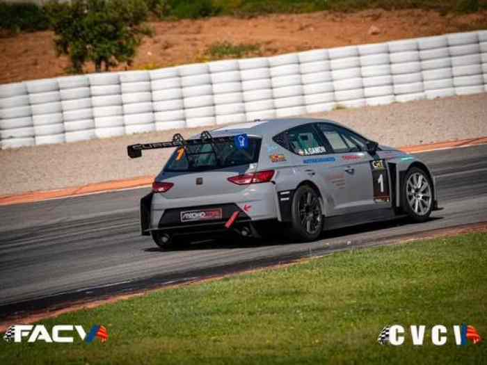 Cupra WTCR con ligero golpe 4